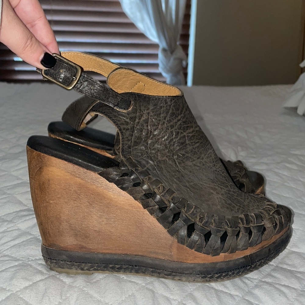 Very Volatile, wedges Size 9